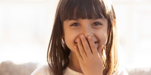 Mon enfant dit des gros mots, comment réagir ?