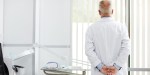médecin pensif