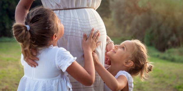 Votre enfant est né : dix choses à faire pour aider ses frères et sœurs à l’accueillir