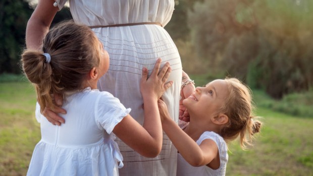 Votre enfant est né : dix choses à faire pour aider ses frères et sœurs à l’accueillir