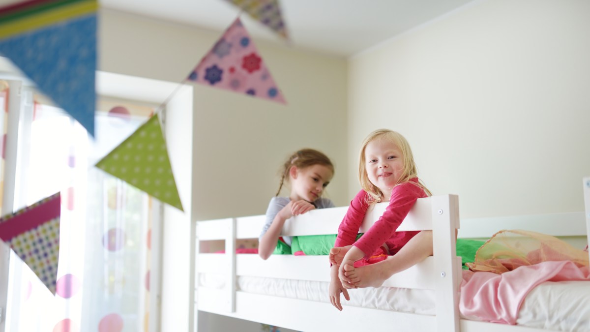 soeurs dans un lit superposé