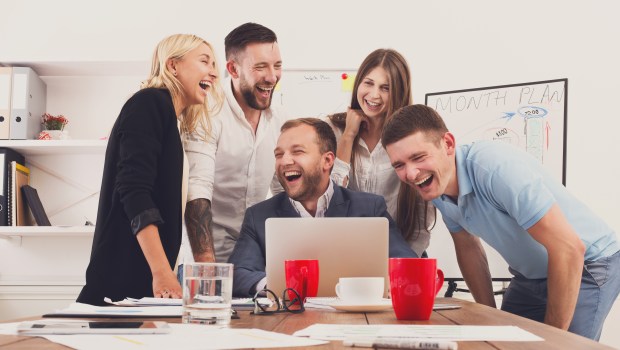 groupe qui se moque derrière un écran d'ordinateur