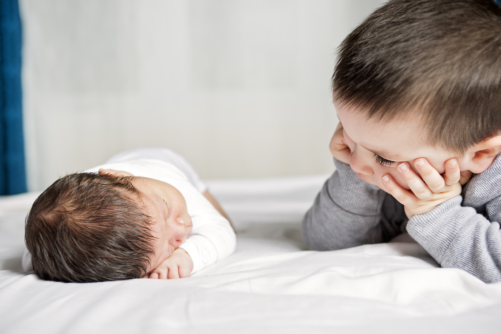 Votre enfant est né : dix choses à faire pour aider ses frères et sœurs à l’accueillir