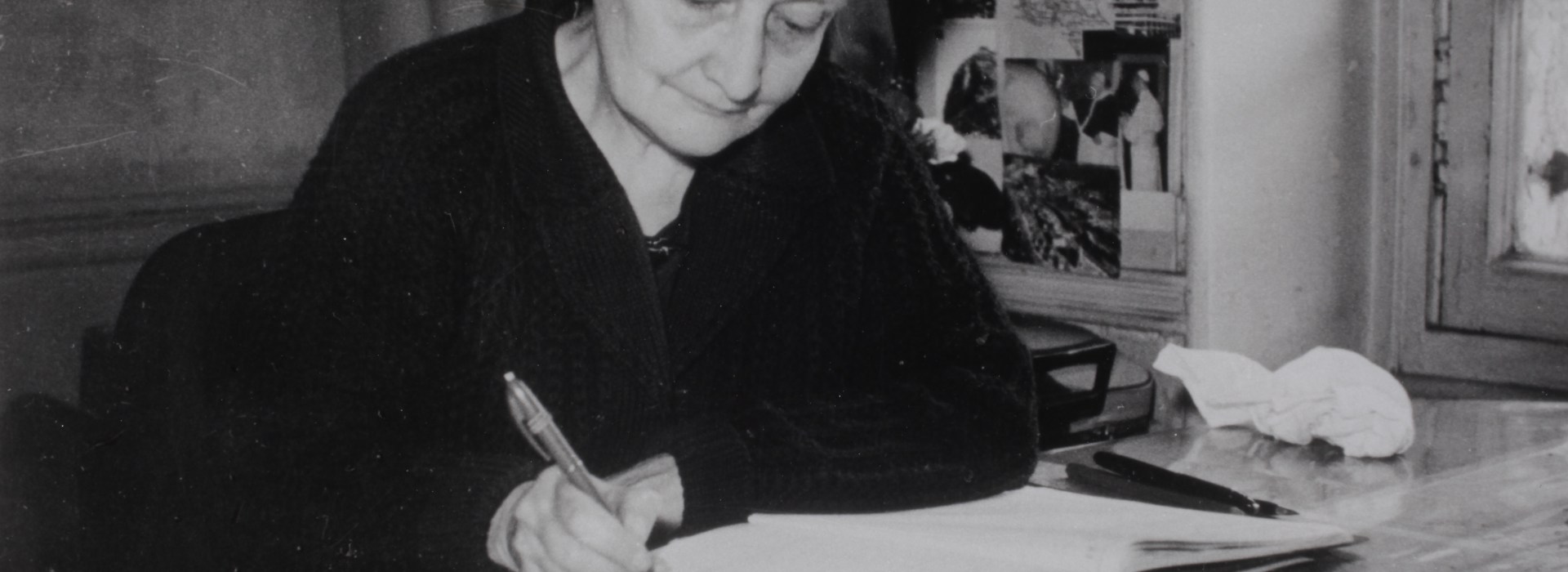 -Amis-de-Madeleine-Delbrel-travaux-photo-J.Faujour-05-15-Madeleine-1964-a-sa-table-de-travail.jpg