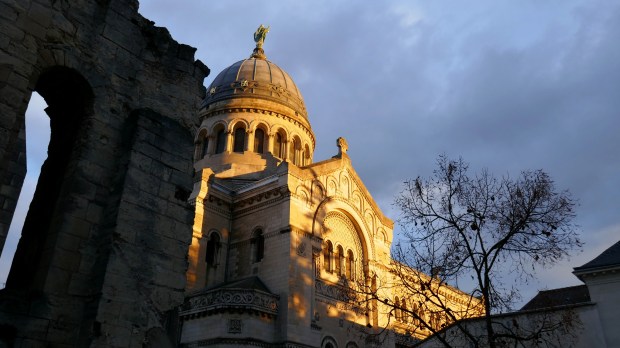 BASILIQUE-SAINT-MARTIN-DE-TOURS-shutterstock_1421543249.jpg