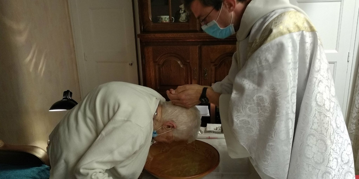 Confinée, Antoinette, 90 ans, a reçu le baptême, la première communion et la confirmation dans son salon Bapte%CC%82me-Antoinette