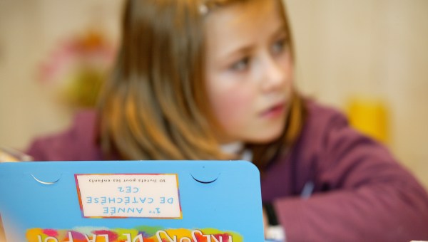 Enfant au catéchisme