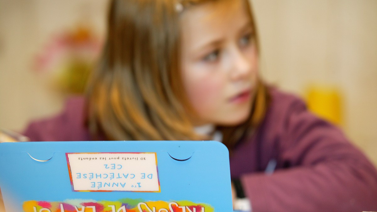 Enfant au catéchisme