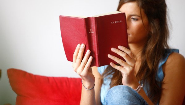 jeune femme lisant la bible