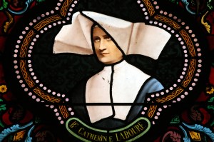 Catherine Labouré, une adoratrice silencieuse qui a vu Jésus dans l’Hostie