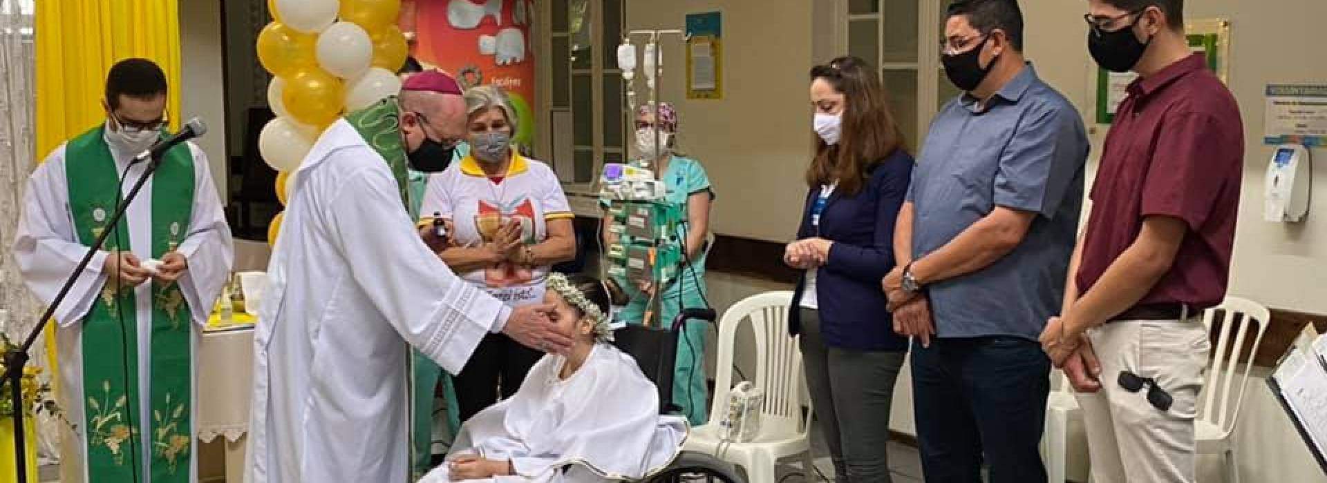 Gabriela, menina de 10 anos que fez Primeira Comunhão no hospital