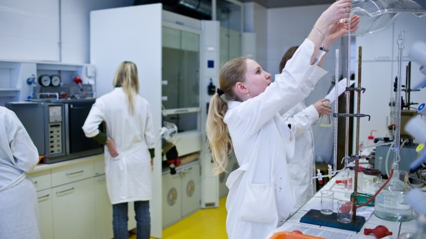 scientifiques dans un laboratoire