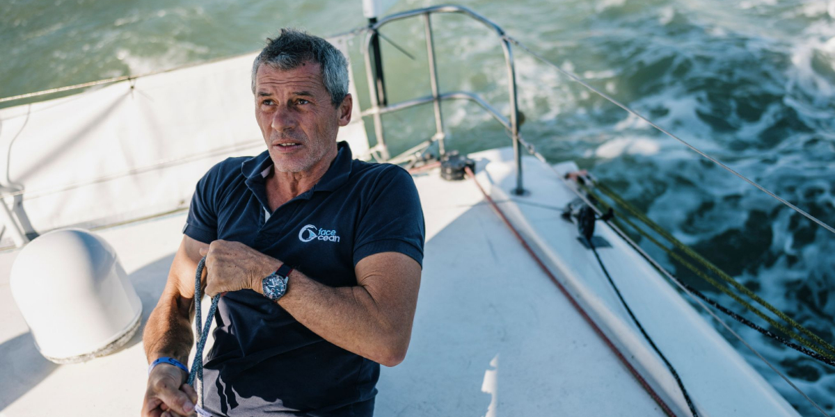 Sébastien Destremau sur son bateau du Vendée Globe