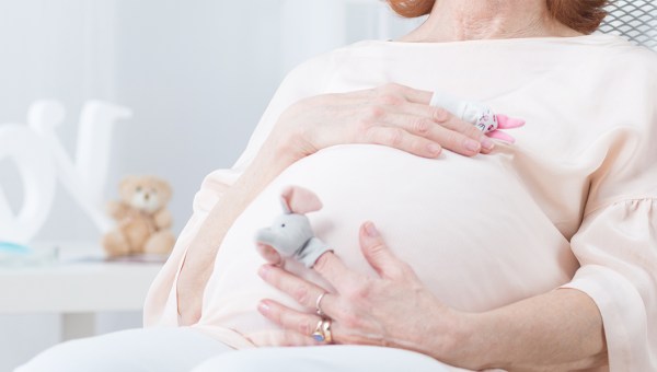 BABCIA URODZIŁA WNUCZKĘ