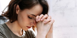 « Je ne ressens pas la présence de Dieu pendant la prière. Suis-je normal ? »