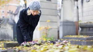 femme dans un cimetière