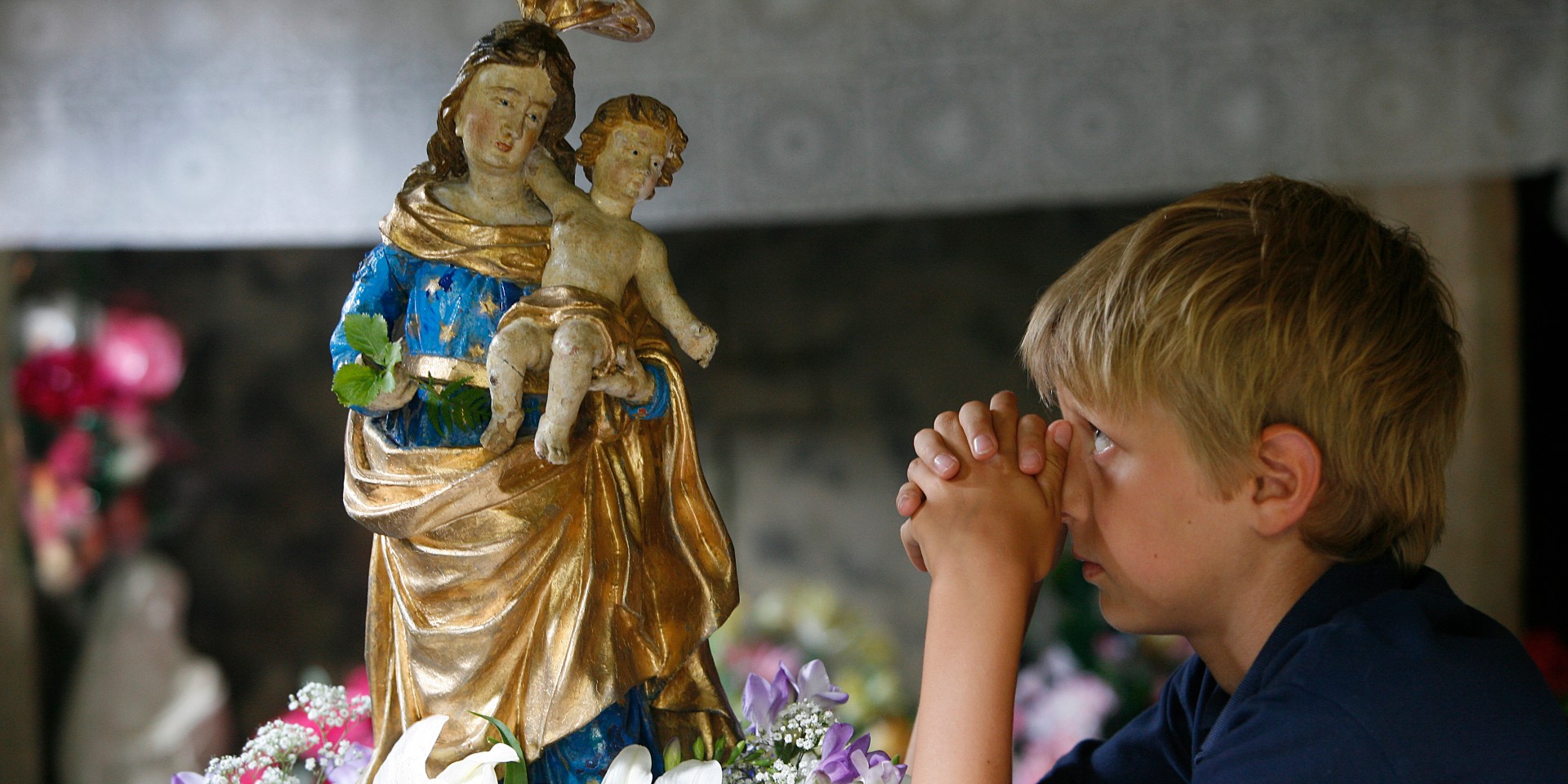 Enfant prie la Vierge