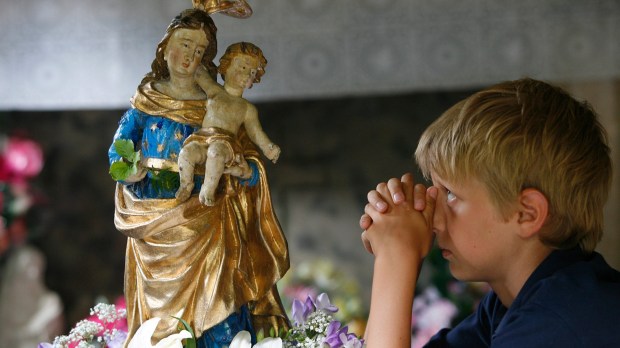 Enfant prie la Vierge