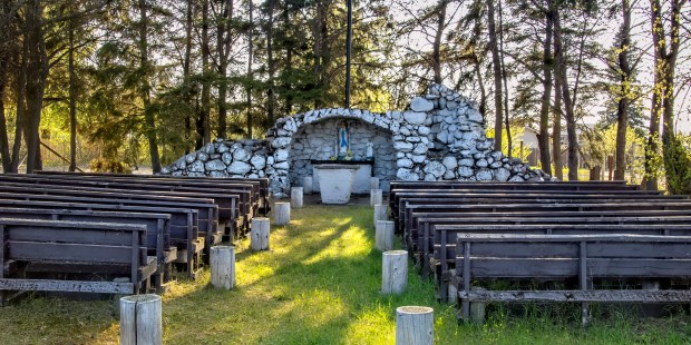 Ce sanctuaire qui ressemble comme deux gouttes d’eau à Lourdes Grotte-de-Lourdes-Ile-a-la-Crosse-Saskatchewan-Canada-Shutterstock-Hihatimages