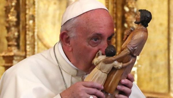 WEB3-POPE-FRANCIS-KISSES-SAINT-JOSEPH-000_XD38R-Alessandra-Tarantino-POOL-AFP.jpg