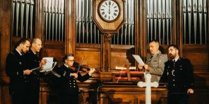 Venez Divin Messie, quand les padrés de l’armée chantent Noël