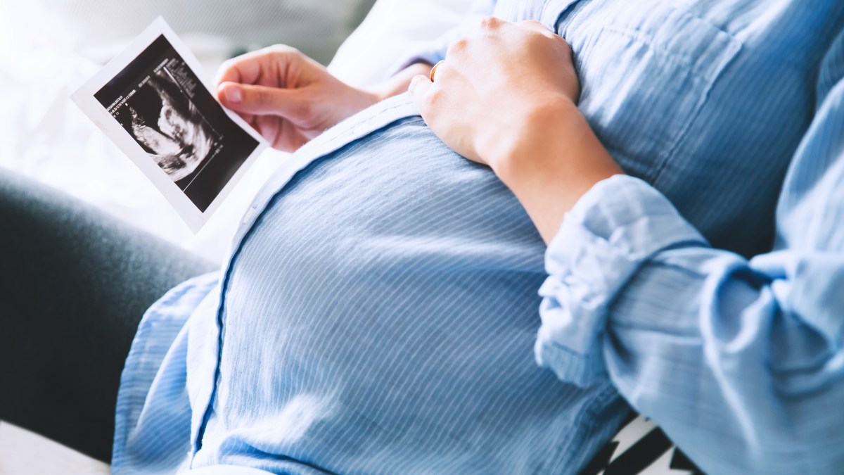 femme enceinte avec échographie