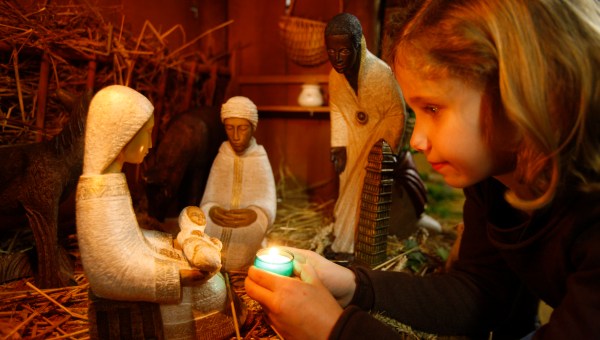 petite fille devant la crèche