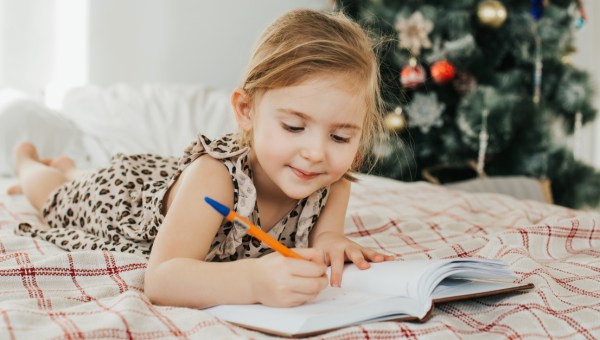 petite fille écrivant