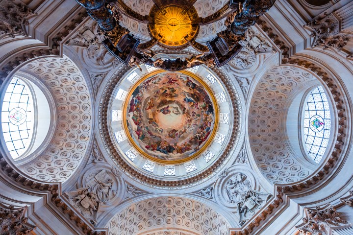 LE VAL DE GRÂCE, splendide EX-VOTO à LA VIERGE en plein Paris Val-de-grace-a%CC%80-paris-shutterstock-isogood-patrick