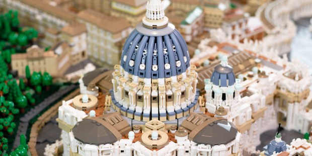 Une Cité du Vatican en Lego