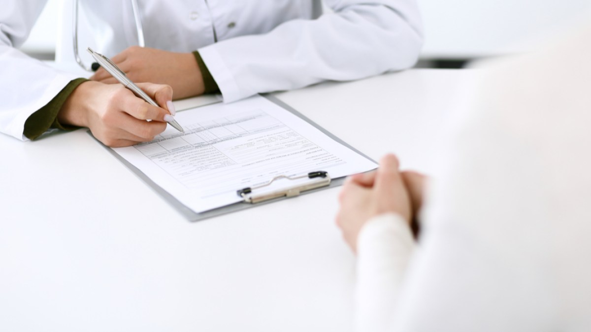 FEMME AVEC UN MÉDECIN