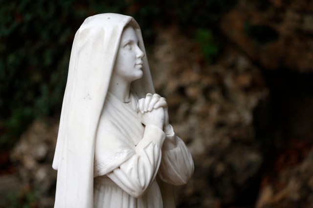 Les trois gestes de Marie devant sainte Bernadette BERNADETTE-SOUBIROUS-LOURDES-FR503675A