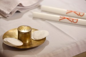 Pourquoi faut-il des sacrements entre le Christ et nous ?