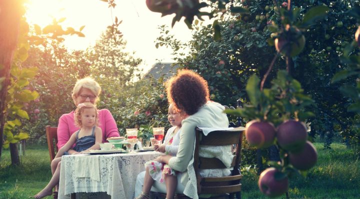 réflexions sur les personnes âgées WEB3-FOOD-TABLE-marissa-price-unsplash