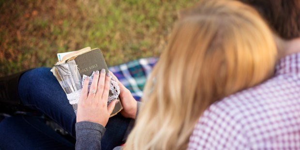 COUPLE, LOVE ; PRAYER