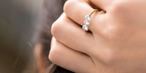 Bague de fiançailles ornée d&rsquo;une perle, une tendance inspirante