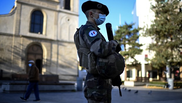 WEB2-SENTINELLE-MILITAIRE-TERRORISME-AFP-000_8UP3PL.jpg