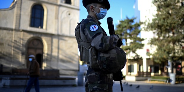 WEB2-SENTINELLE-MILITAIRE-TERRORISME-AFP-000_8UP3PL.jpg