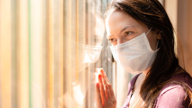femme avec un masque