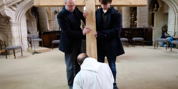 WEB2-GOOD FRIDAY-VENERATION-CROIX-GODONG-FR128468A.jpg