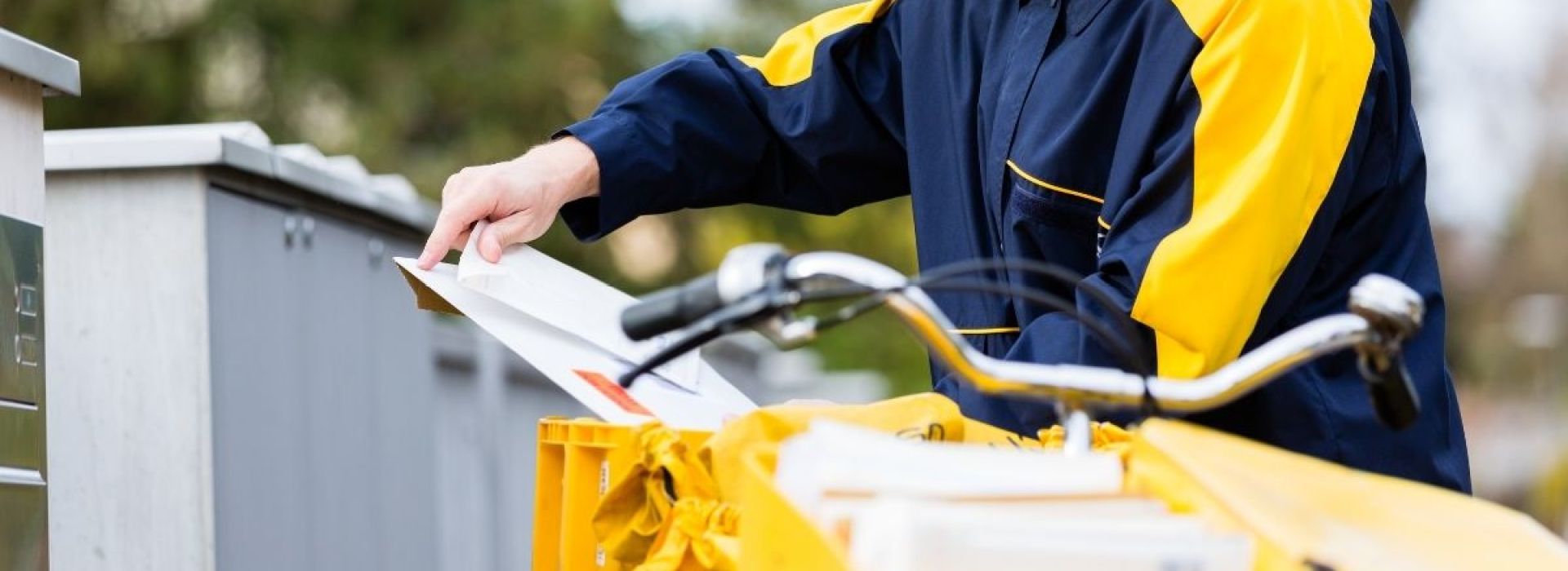 Postman-transmettant-des-lettres-a-la-boite-aux-lettres-du-destinataire-440604430.jpg