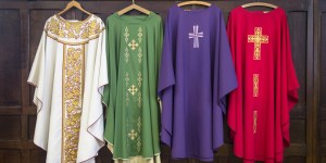 À quoi correspond la couleur des vêtements liturgiques ?