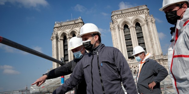 WEB2-EMMANUEL MACRON-NOTRE DAME-AFP-000_982892.jpg