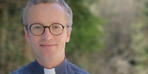 L’idée géniale du père Damien qui révolutionne le catéchisme