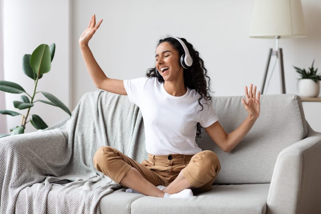 FEMME-ÉCOUTANT-MUSIQUE-shutterstock_1886983105-e1699893476769.jpg