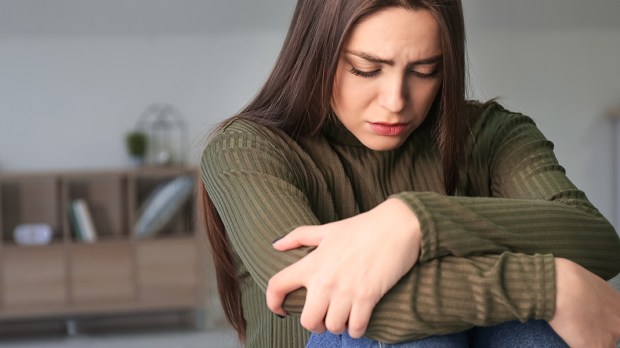 Avortement : qui pense à l’accompagnement des femmes en détresse ? WEB3-WOMAN-UPSET-SAD-DEPRESSED-Shutterstock_1683408976