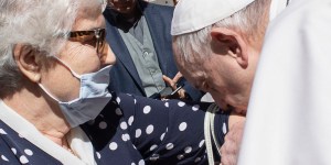 [Vidéo] Le pape François embrasse le tatouage d&rsquo;une survivante de la Shoah
