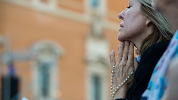 WEB2-Woman-Praying-Holy-Rosary-Antoine-Mekary-ALETEIA-AM_5939.jpg