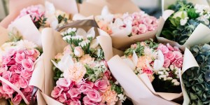 Roses, iris ou violettes ? Quel bouquet offrir pour la fête des mères ?
