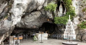 Emmanuel Macron, premier président en exercice à venir au sanctuaire de Lourdes